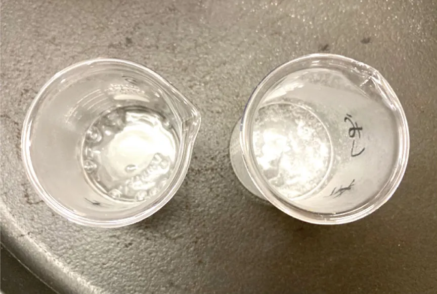 水の入った2つのビーカー。片方には「しお」と書いてある