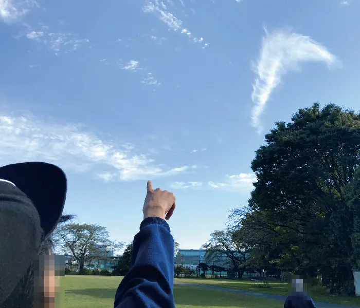空の雲を指さして観察している生徒